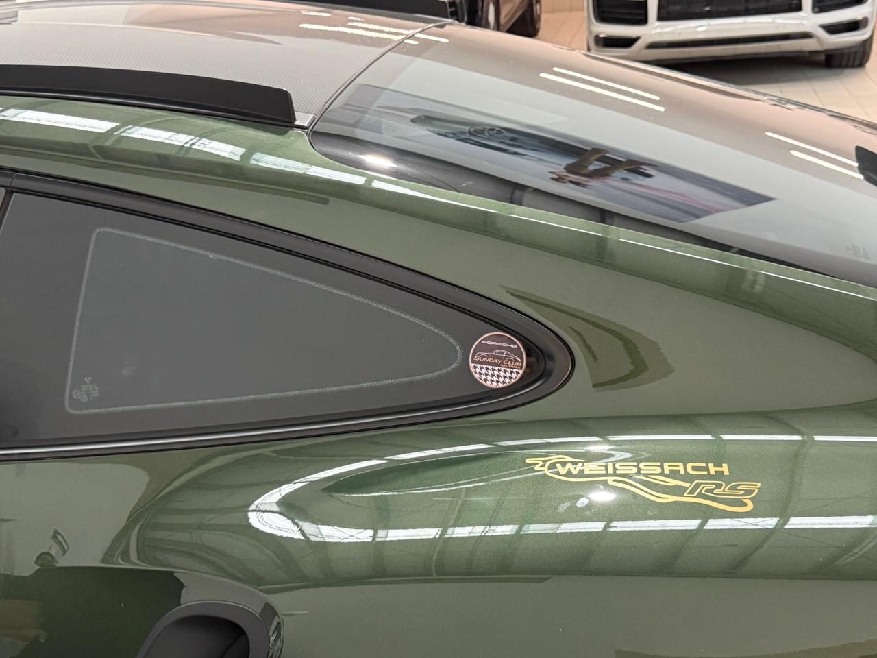 Emblema del Porsche Sunday Club en el cristal de un 911 GT3 RS verde