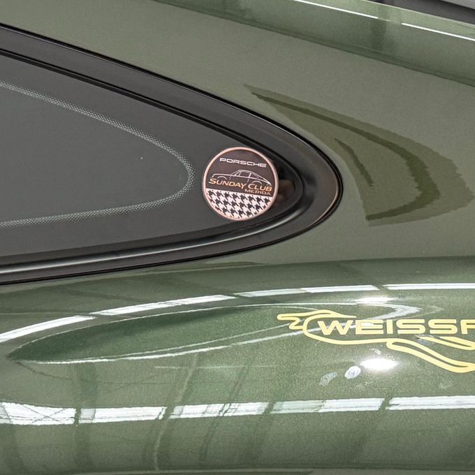 Emblema del club en el cristal lateral de un Porsche